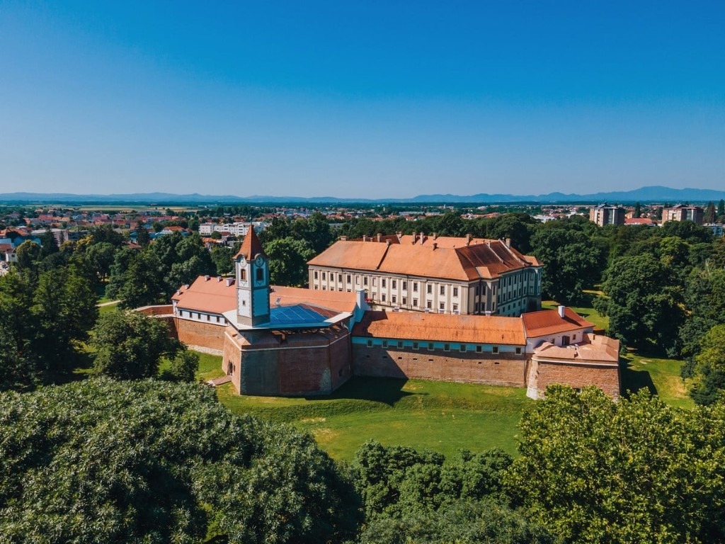 LIVING CASTLES MMC SSPRELOG (4) naslovna