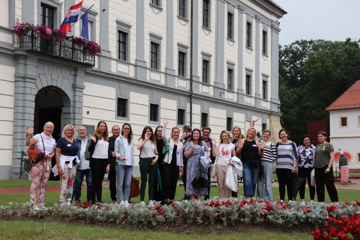 naslovna LIVING CASTLES HR (6)